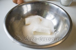 Шоколадные капкейки с кремом: На паровой бане растопить сахар с маслом