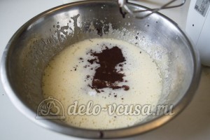 Шоколадные капкейки с кремом: Добавить какао