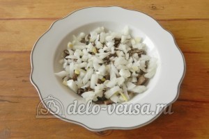 Салат с грибами и сыром: Добавить лук