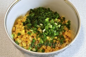 Салат с капустой и арахисом: Добавить зелень