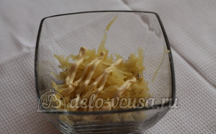 Салат со шпротами и сыром: Натереть картофель