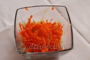 Салат со шпротами и сыром: Натереть морковь
