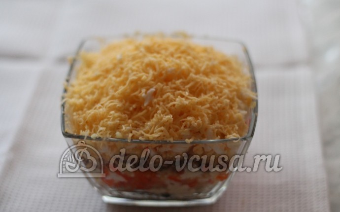 Салат со шпротами и сыром: Натереть сыр мелко