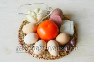 Салат из колбасы, сыра и помидор: Ингредиенты