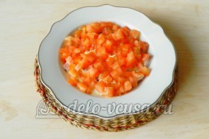 Салат из колбасы, сыра и помидор: Помидоры порезать кубиками