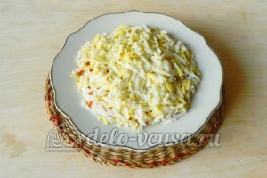 Салат из колбасы, сыра и помидор: Вареные яйца натереть на терке