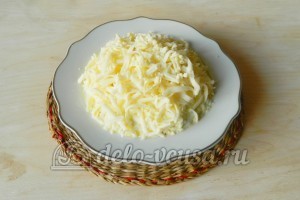 Салат из колбасы, сыра и помидор: Натереть плавленый сыр