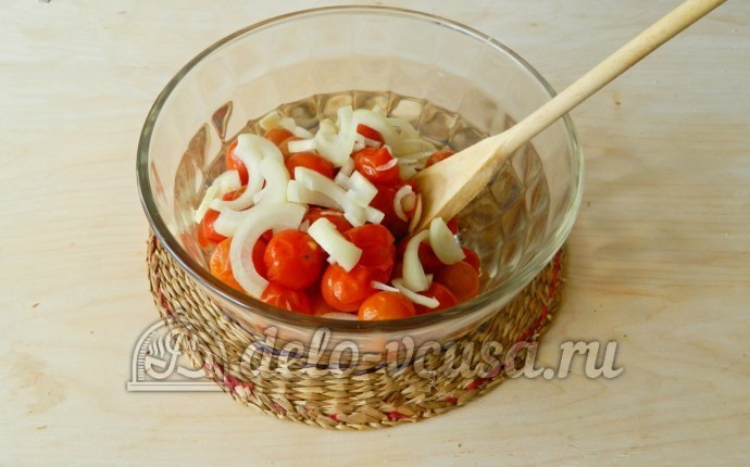 Соус из соленых помидоров: Соединить помидоры и репчатый лук
