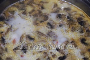 Суп из шампиньонов с плавленным сыром: Добавляем грибы