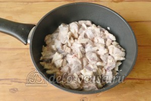 Печень свиная тушеная в сметане: Выложить всю массу в сковороду