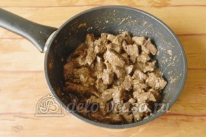 Печень свиная тушеная в сметане: Тушить 30-40 минут