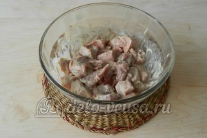 Свинина в майонезе на сковороде: Заливаем свинину частью майонеза со специями и оставляем мариноваться