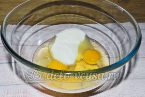 Торт Графские развалины бисквит: Яйца и сахар соединить