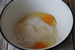 Торт Улей: Яйца соединить с сахаром