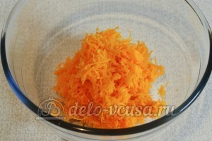 Закуска на чипсах с сыром: Натереть морковь