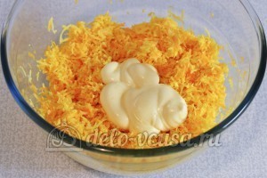 Закуска на чипсах с сыром: Добавить майонез