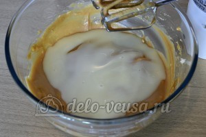 Бисквитный торт с масляным кремом: Вливаем сгущенное молоко