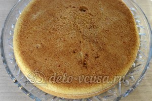 Бисквитный торт с масляным кремом: Разрезаем бисквит на две части и промазываем кремом
