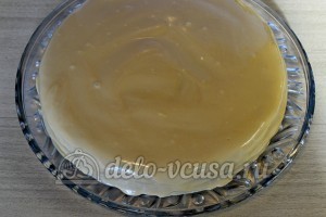 Бисквитный торт с масляным кремом: Обмазываем кремом верх и бока торта