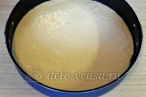 Бисквитный торт с масляным кремом: Смазываем форму и выливаем в нее тесто
