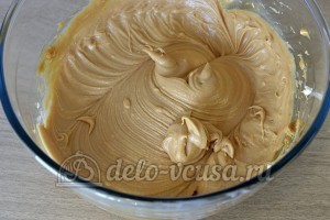 Бисквитный торт с масляным кремом: Взбиваем масло и сгущенку