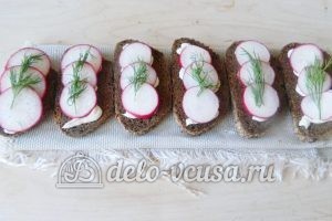 Бутерброды с редиской: Добавляем укроп