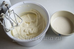 Чизкейк без выпечки с маскарпоне: Соединить молоко и сливки