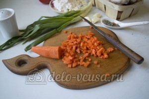 Грибной гуляш: Порезать морковь