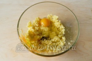 Финские картофельные лепешки: Добавить яйцо и специи