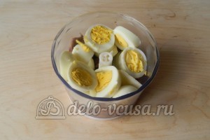 Форшмак: Почистить яйца
