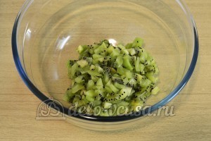 Фруктовый салат со сметаной: Порезать киви