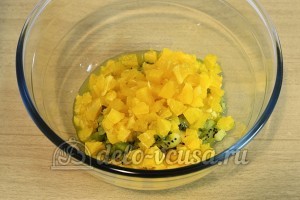 Фруктовый салат со сметаной: Порезать апельсин