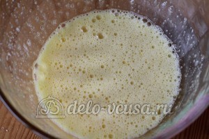 Блины с брынзой и зеленью: Добавить молоко, соль и сахар
