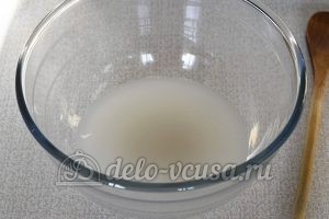 Кулич на йогурте: Растворить дрожжи в воде