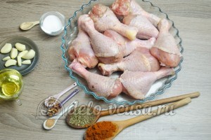 Куриные ножки в духовке: Натереть птицу