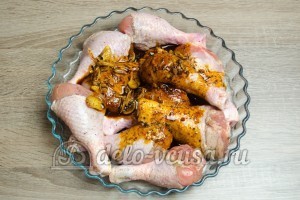 Куриные ножки в духовке: Добавить специи к курице