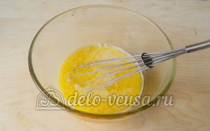 Мягкие вафли в вафельнице: Добавить молоко и масло