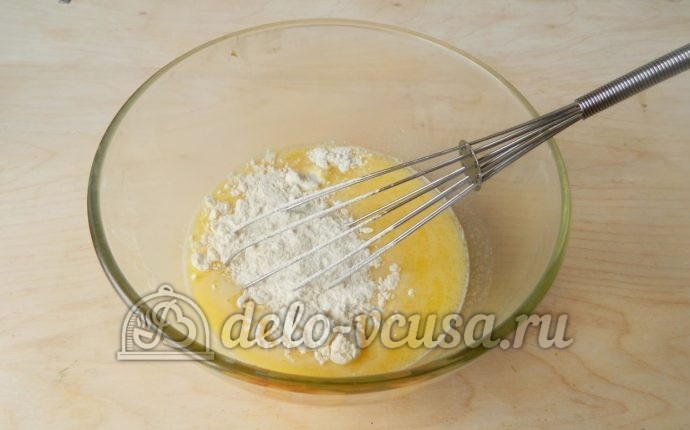 Мягкие вафли в вафельнице: Добавить муку
