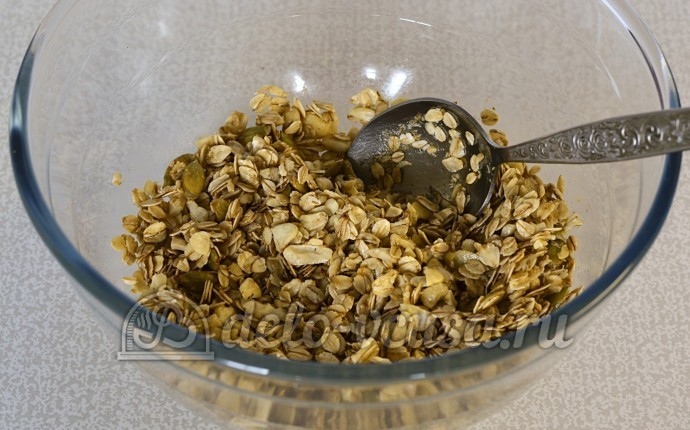 Мюсли с орехами и семечками: Хорошо перемешала Мюсли с орехами и семечками: Хорошо перемешала