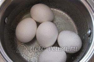 Окрошка с редиской: Варим яйца