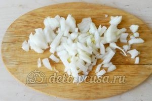 Овощной суп с рисом: Репчатый лук порезать