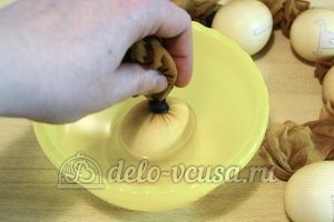 Пасхальные яйца с буквами: Намочить яйцо