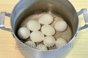 Пасхальные яйца в полоску: Отварить яйца