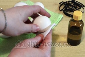 Пасхальные яйца в полоску: Протереть спиртом яйца