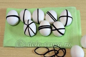 Пасхальные яйца в полоску: Одеть резинки на яйца