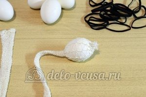 Пасхальные яйца в сетку: Надеть бинт на яйца