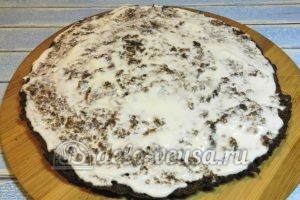 Пирог на кефире с вареньем: Смазать коржи кремом