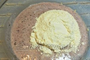 Пирог на кефире с вареньем: Добавить соду и муку