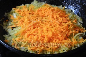 Пирог с капустой и морковью: Выкладываем к луку тертую морковь