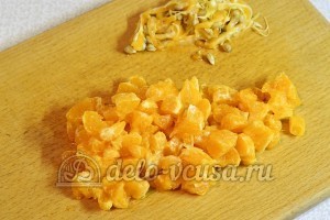 Фруктовый десерт: Чистим и нарезаем мандарины